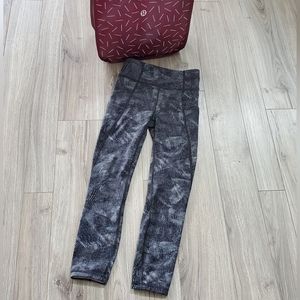 Lululemon "Time to Sweat" High Rise Crop 23" Leggings, Black/White Sz 4 Near NEW